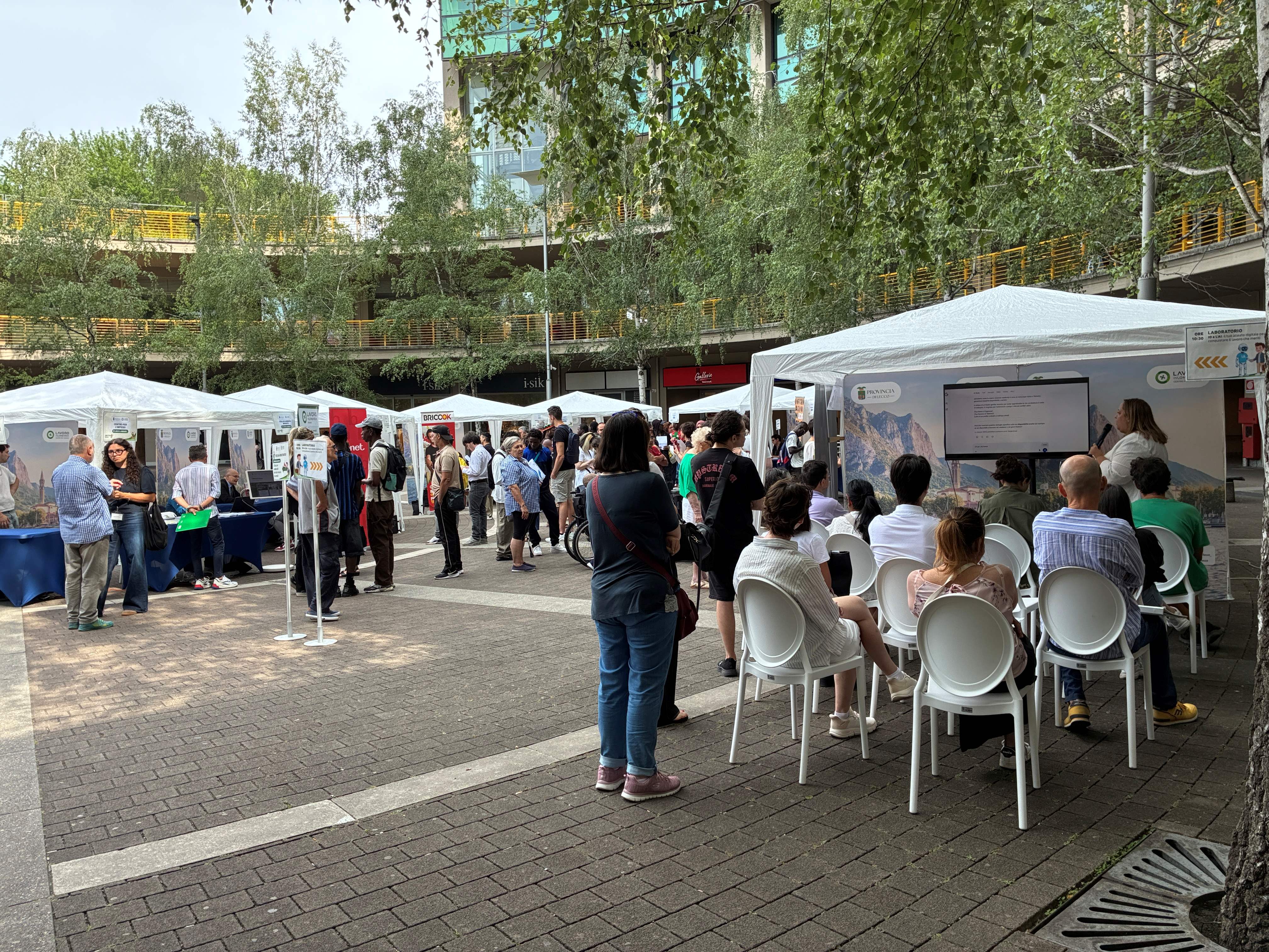 Immagine che raffigura Job Day Retail: grande partecipazione alla seconda edizione dell’iniziativa dedicata al commercio e vendita al dettaglio